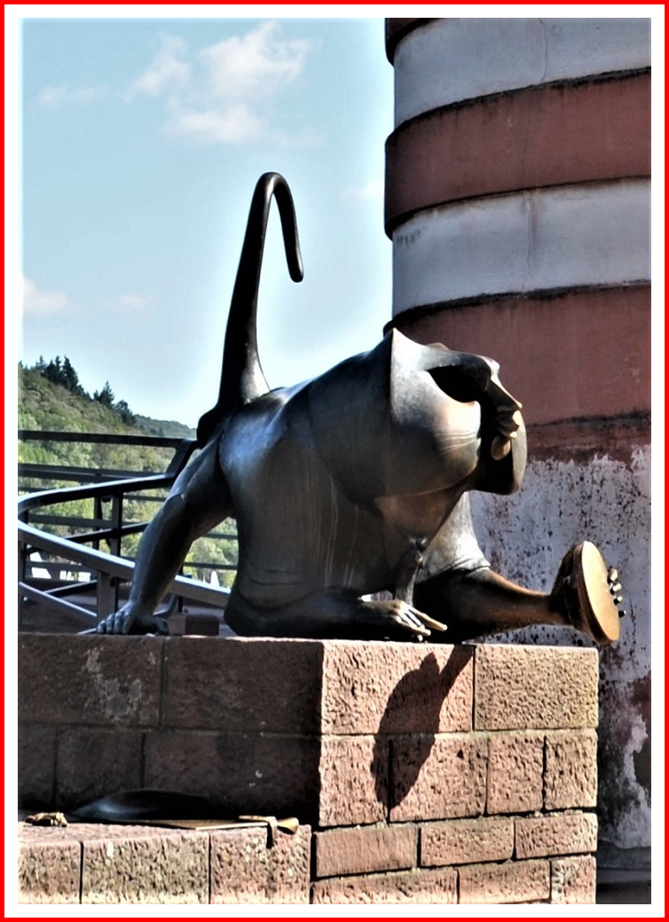 4,カールテオドール橋の猿像（ハイデルベルグ）